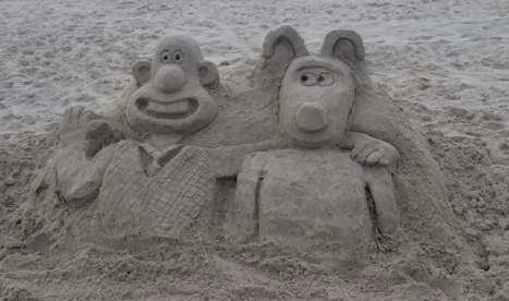 Wallace and Gromit as sand sculptures
