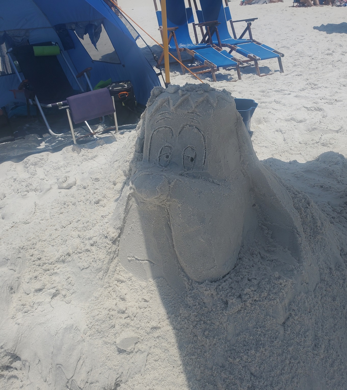 Droopy Dog sand sculpture